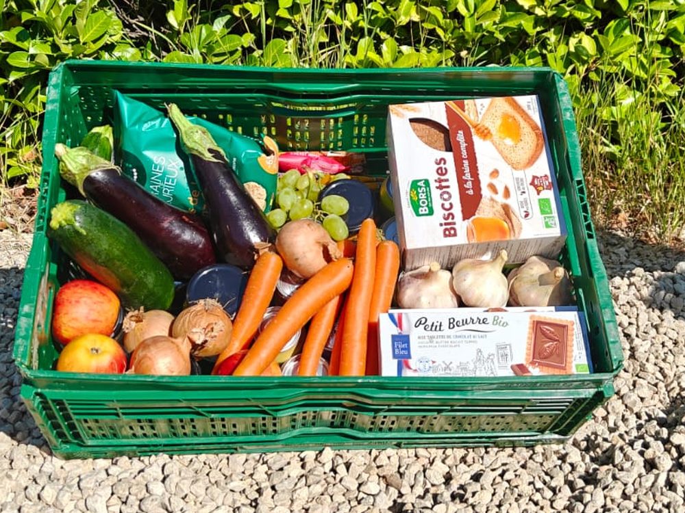 Un bac de commande Circuits Paysans rempli de légumes, de fruits et de produits d'épicerie
