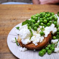 La Tranche : Pain perdu au chèvre et petits pois