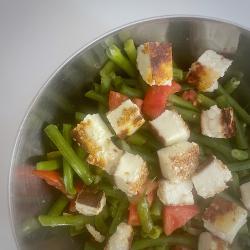 La Tranche : Salade de tomates, haricots et halloumi doré